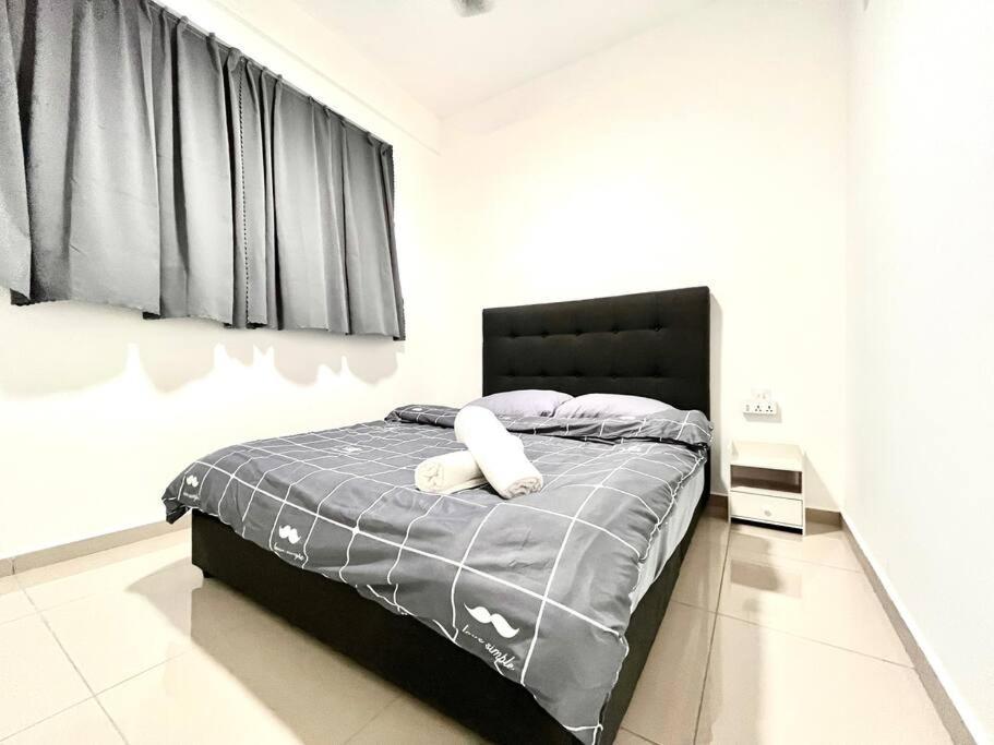Urban Home-Swimming Pool-City Center Malacca Exterior photo