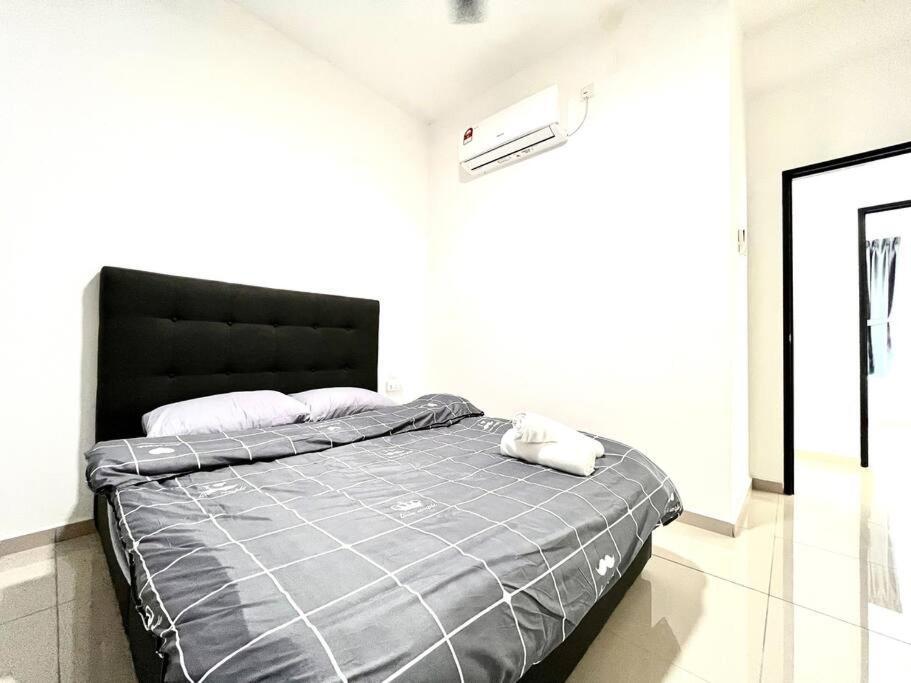 Urban Home-Swimming Pool-City Center Malacca Exterior photo