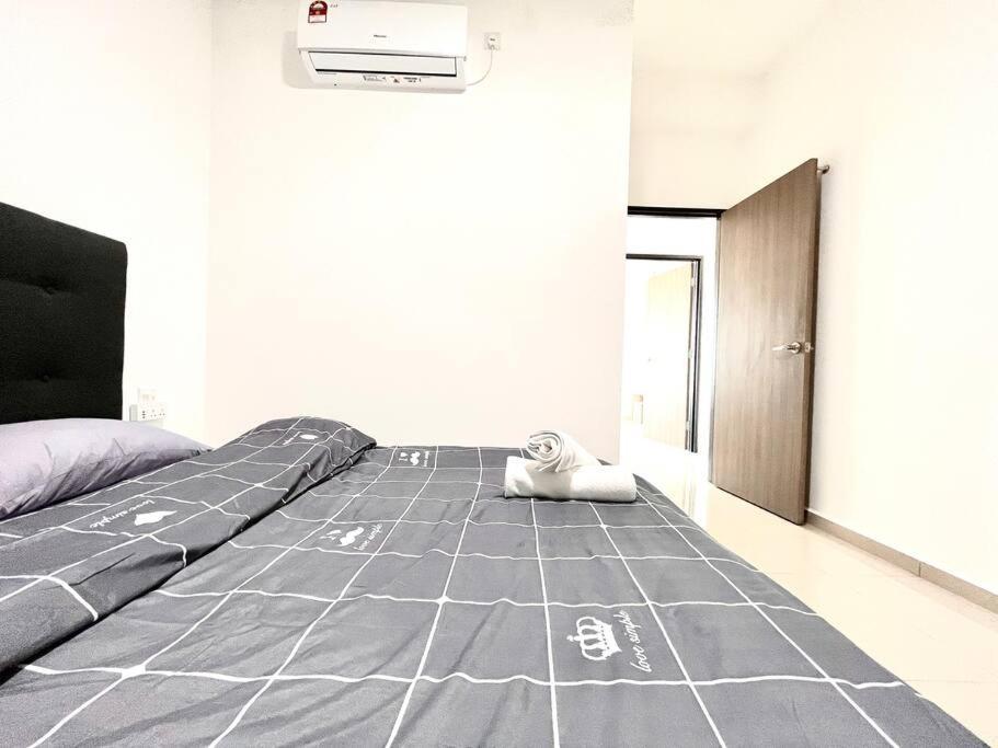 Urban Home-Swimming Pool-City Center Malacca Exterior photo